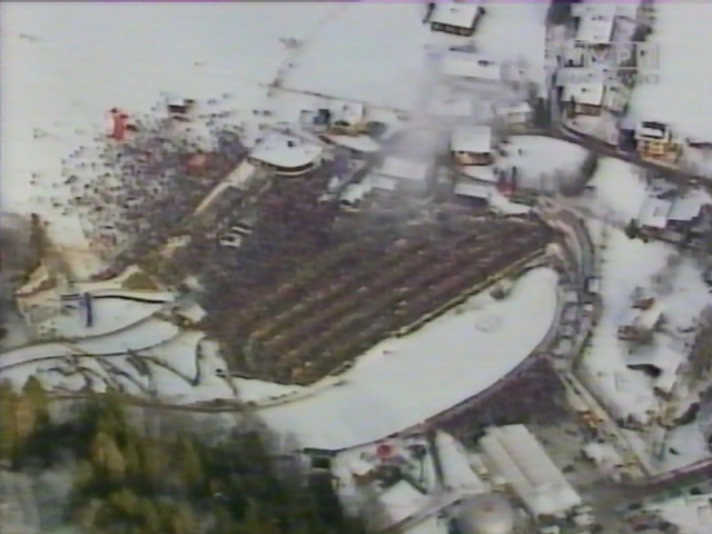 Kibice na trybunach skoczni (TVP)